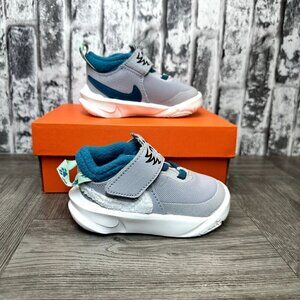 Nike Team Hustle 10 Lil Wolf Gray/White Infant size 4c